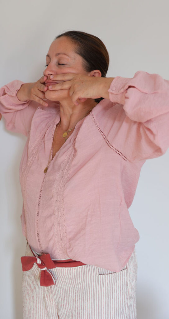 Sandrine Borel-Garin, fondatrice de Maison Maïa, réalisant un auto-massage du visage
